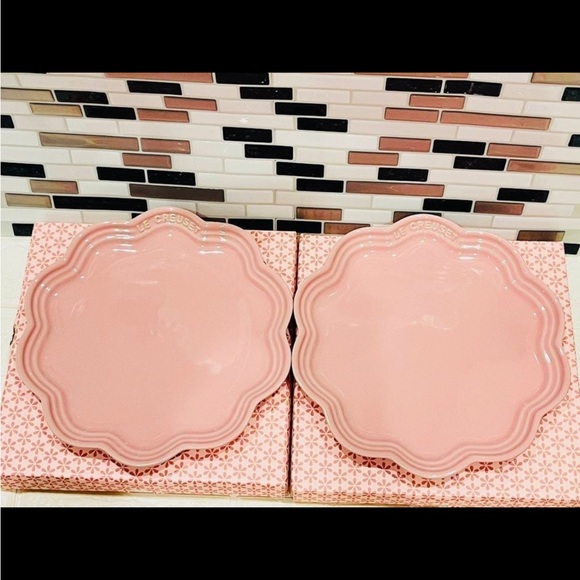 Le Creuset Frill Plates Set of 2 - Picture 1 of 5